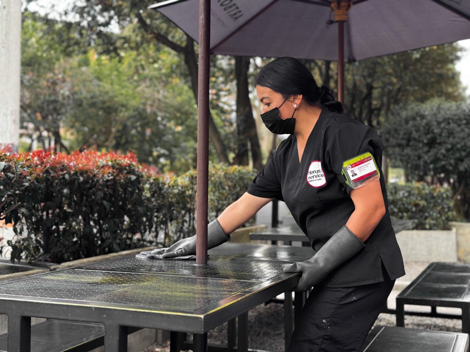 Colaboradora de Horus Services realizando labores de aseo